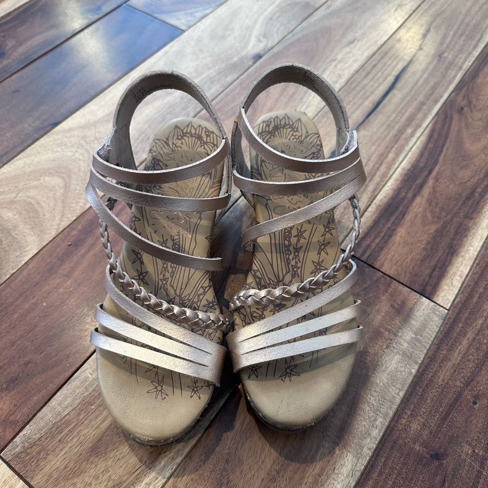 Blowfish gold wedge sandals strappy size 3